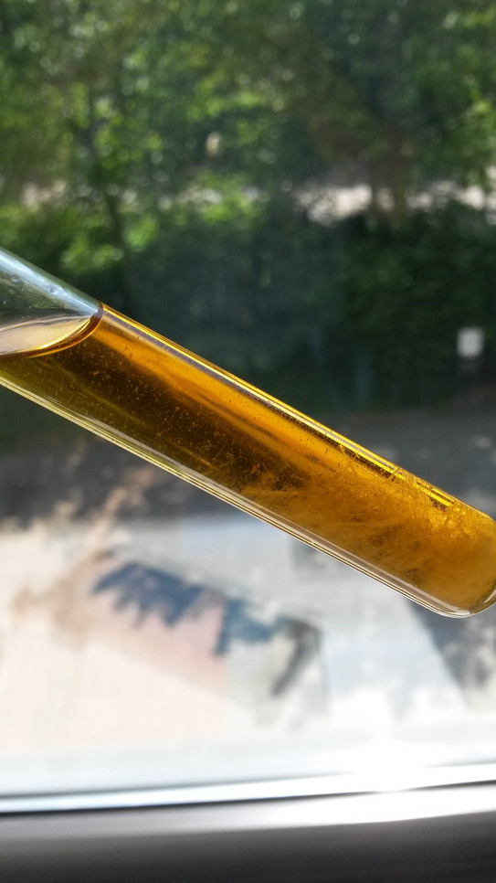 Kristalisiertes Diester, orangene substanz mit Kristallen in Reagenzglas